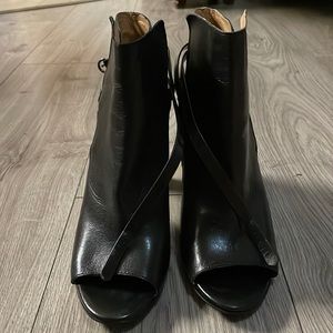 Gorgeous leather Banana Republic peep toe booties 😍🔥